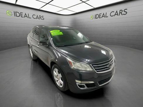Used 2016 Chevrolet Traverse LT w/ Style and Technology Package FWD image 3
