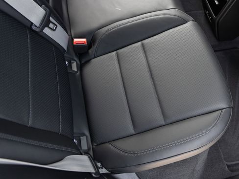 Certified 2025 Porsche Macan Electric image 34