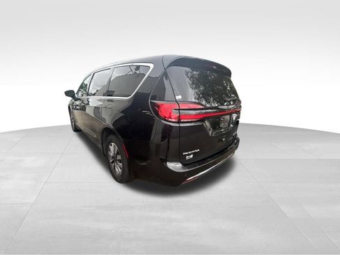 Used 2023 Chrysler Pacifica Touring-L FWD image 4