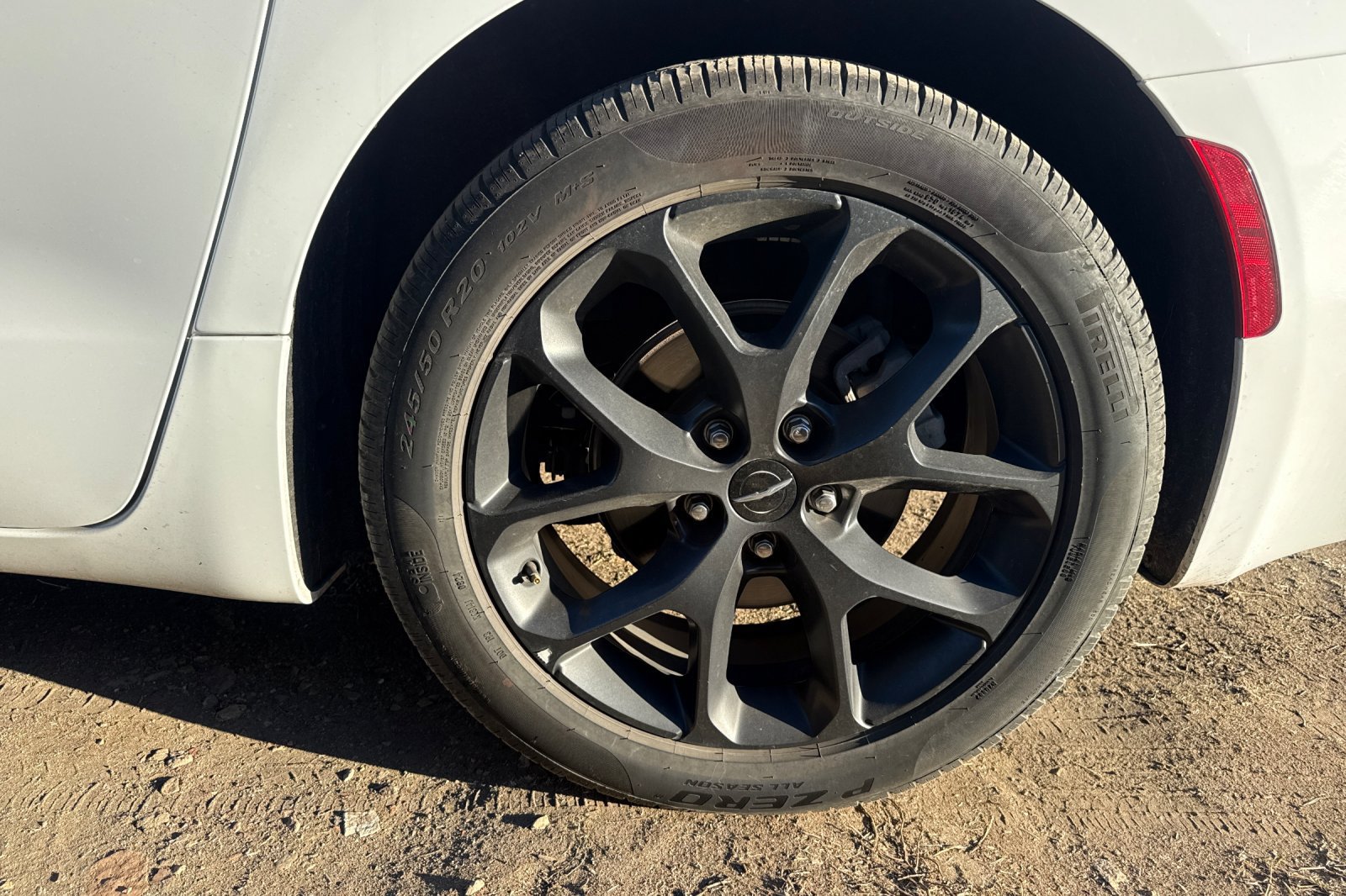 Used 2025 Chrysler Pacifica Limited FWD image 3