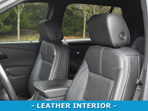 Used 2022 Chevrolet Traverse RS image 8