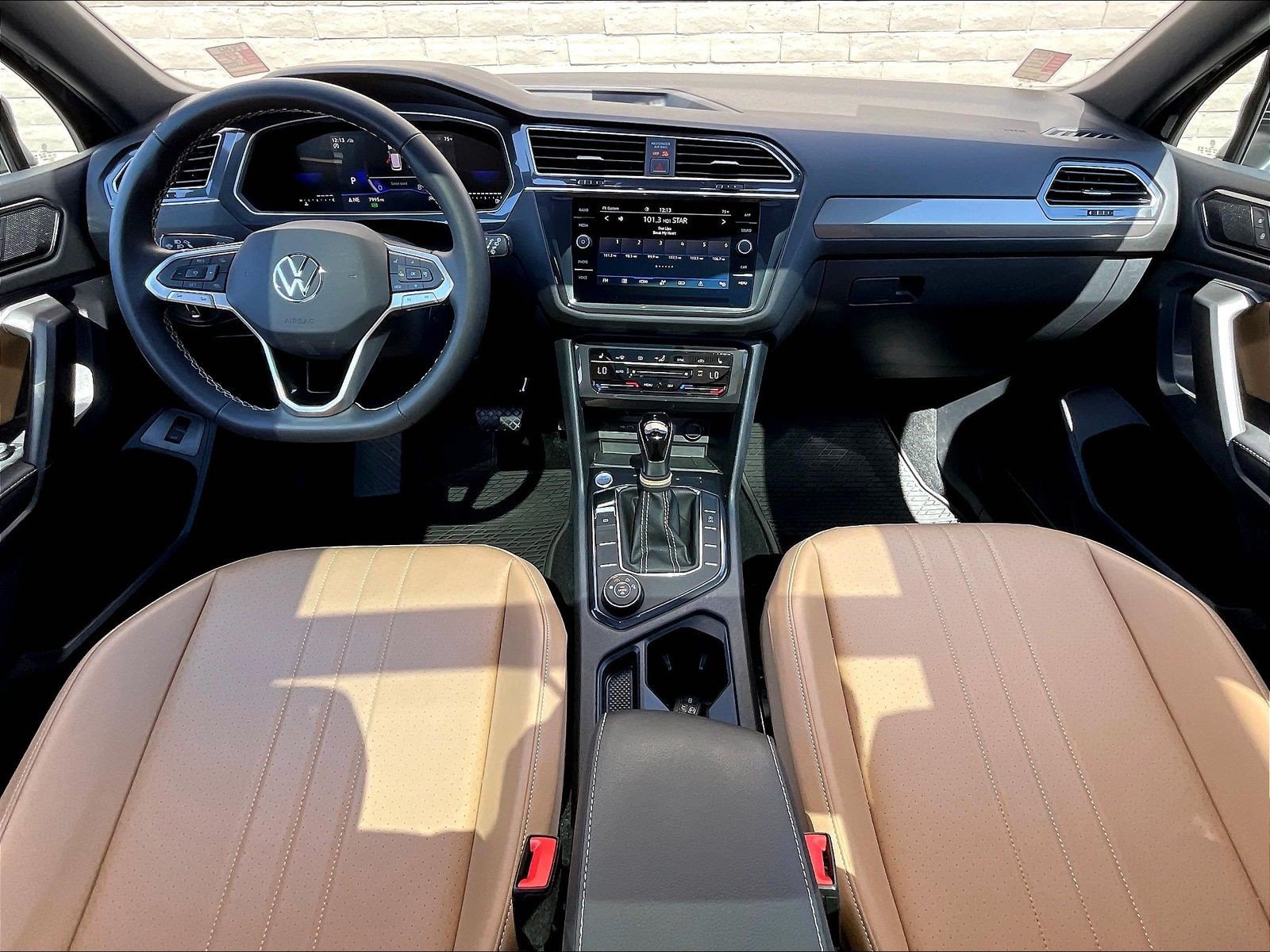 Certified 2024 Volkswagen Tiguan SE w/ Panoramic Sunroof Package AWD/4WD image 15