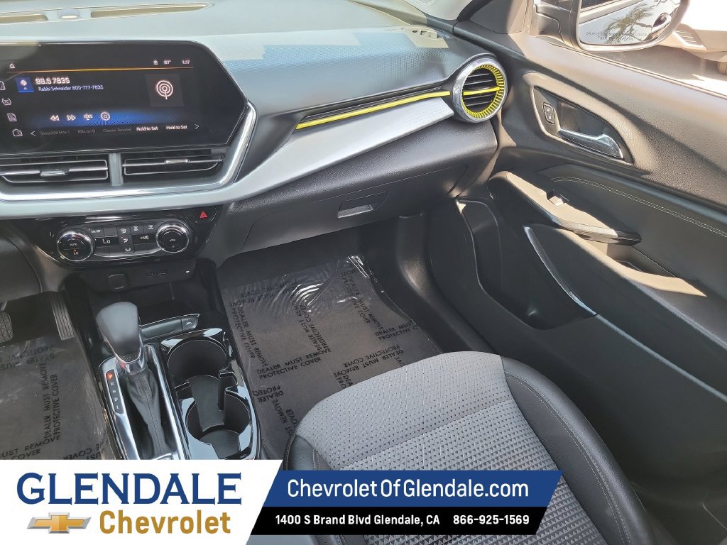 Used 2025 Chevrolet Trax LT FWD image 16