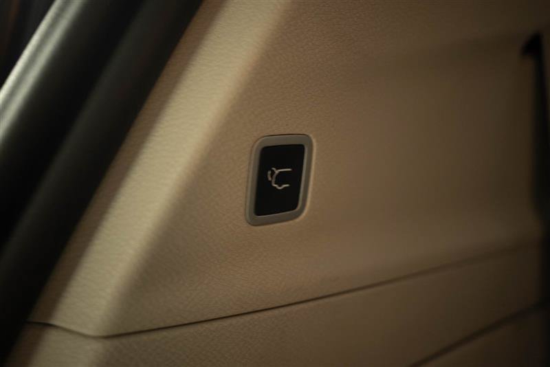 Used 2023 Chrysler Pacifica Touring-L FWD image 8
