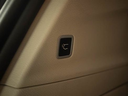 Used 2023 Chrysler Pacifica Touring-L FWD image 8