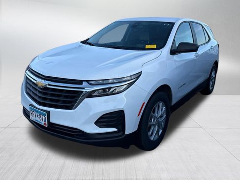 Used 2024 Chevrolet Equinox LS w/ LS Convenience Package image 3