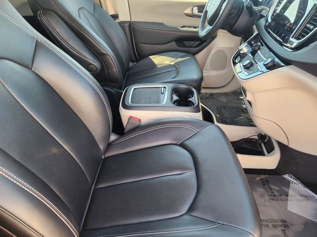 Used 2024 Chrysler Pacifica Touring-L FWD image 14