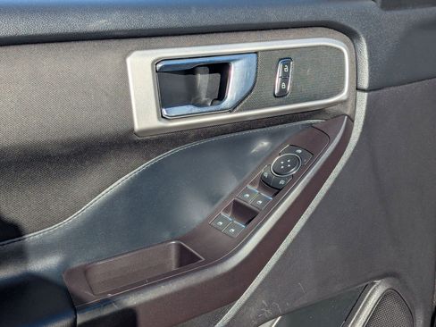 Used 2020 Ford Explorer XLT image 11