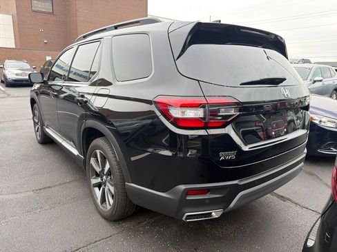 Used 2024 Honda Pilot Touring image 2