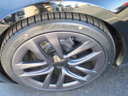 Used 2021 Tesla Model S Plaid image 11