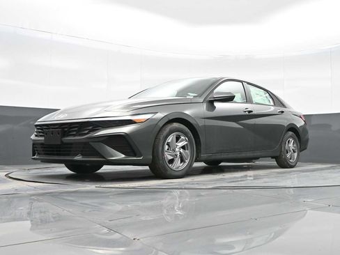 Used 2025 Hyundai Elantra SE FWD image 31