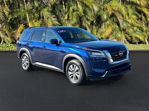 Used 2025 Nissan Pathfinder SV image 2