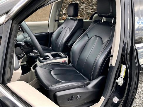 Used 2023 Chrysler Pacifica Touring-L image 23