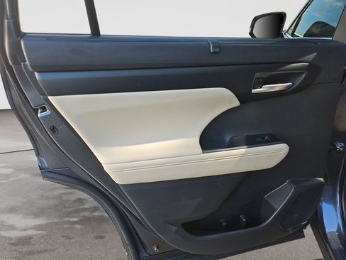 Used 2025 Toyota Highlander XLE FWD image 35
