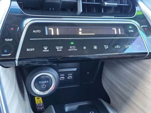 Used 2024 Toyota Venza XLE image 21