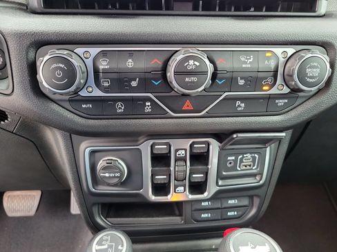 Used 2025 Jeep Wrangler Unlimited Sport AWD/4WD image 28
