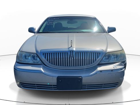 Used 2004 Lincoln Town Car Executive image 2