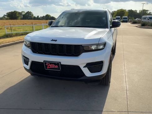 Used 2025 Jeep Grand Cherokee Altitude AWD/4WD image 4