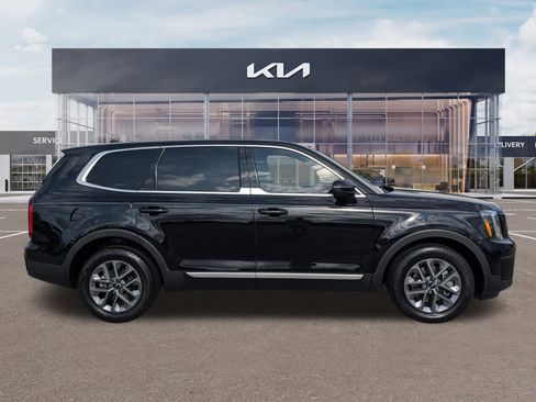 Certified 2024 Kia Telluride LX image 3