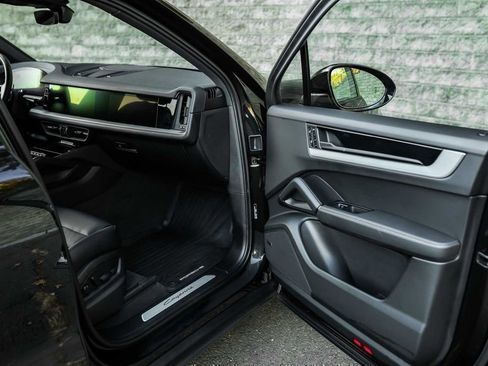 Used 2025 Porsche Cayenne Base image 14