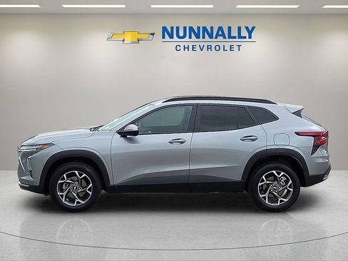 Used 2025 Chevrolet Trax LT FWD image 2