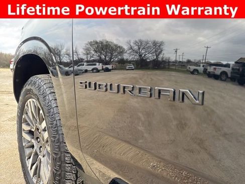 Used 2025 Chevrolet Suburban Z71 image 10