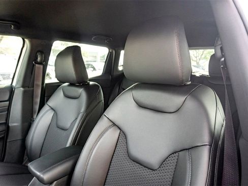 New 2026 Jeep Compass Latitude image 9