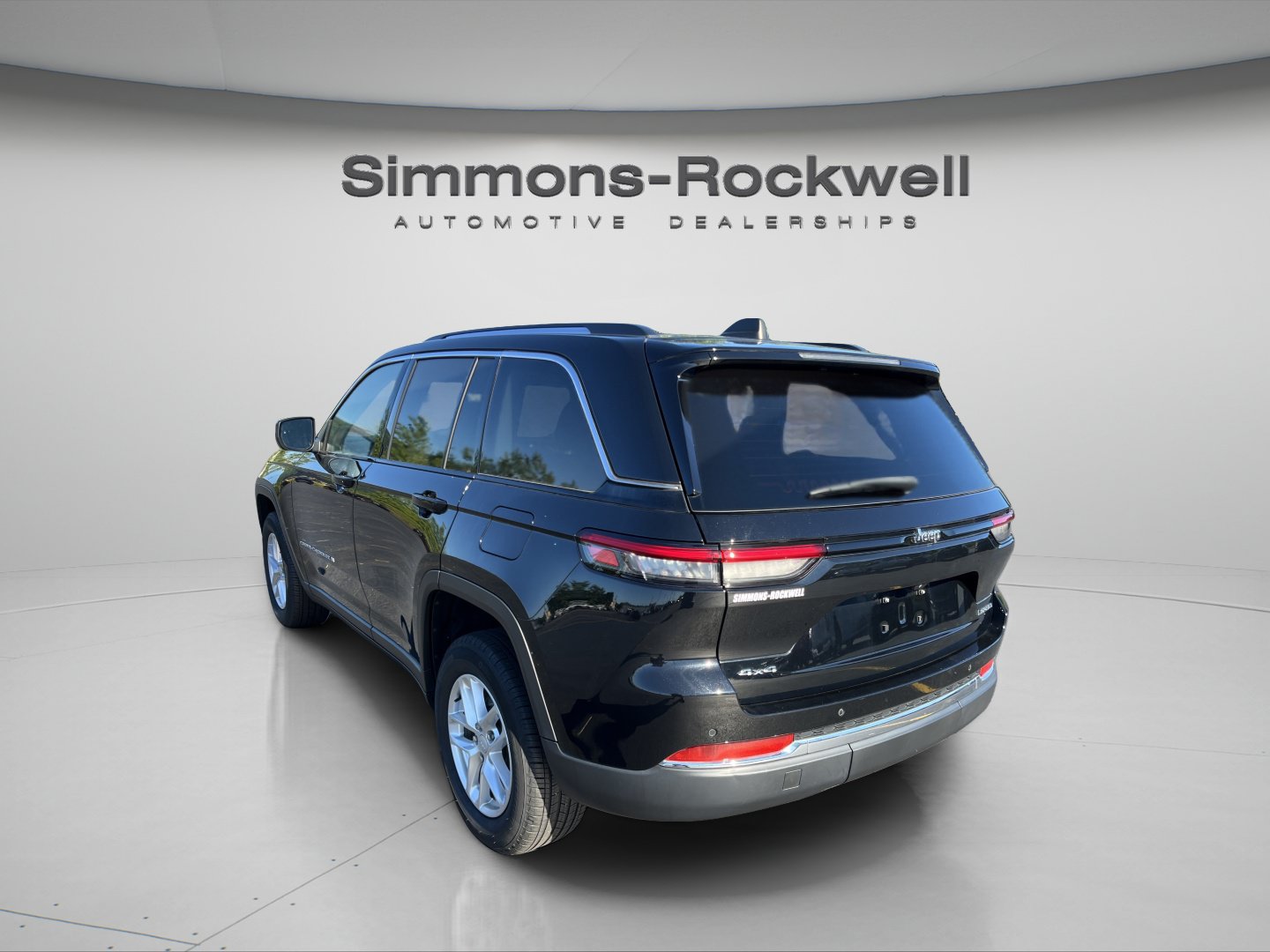 Used 2023 Jeep Grand Cherokee Laredo X AWD/4WD image 3