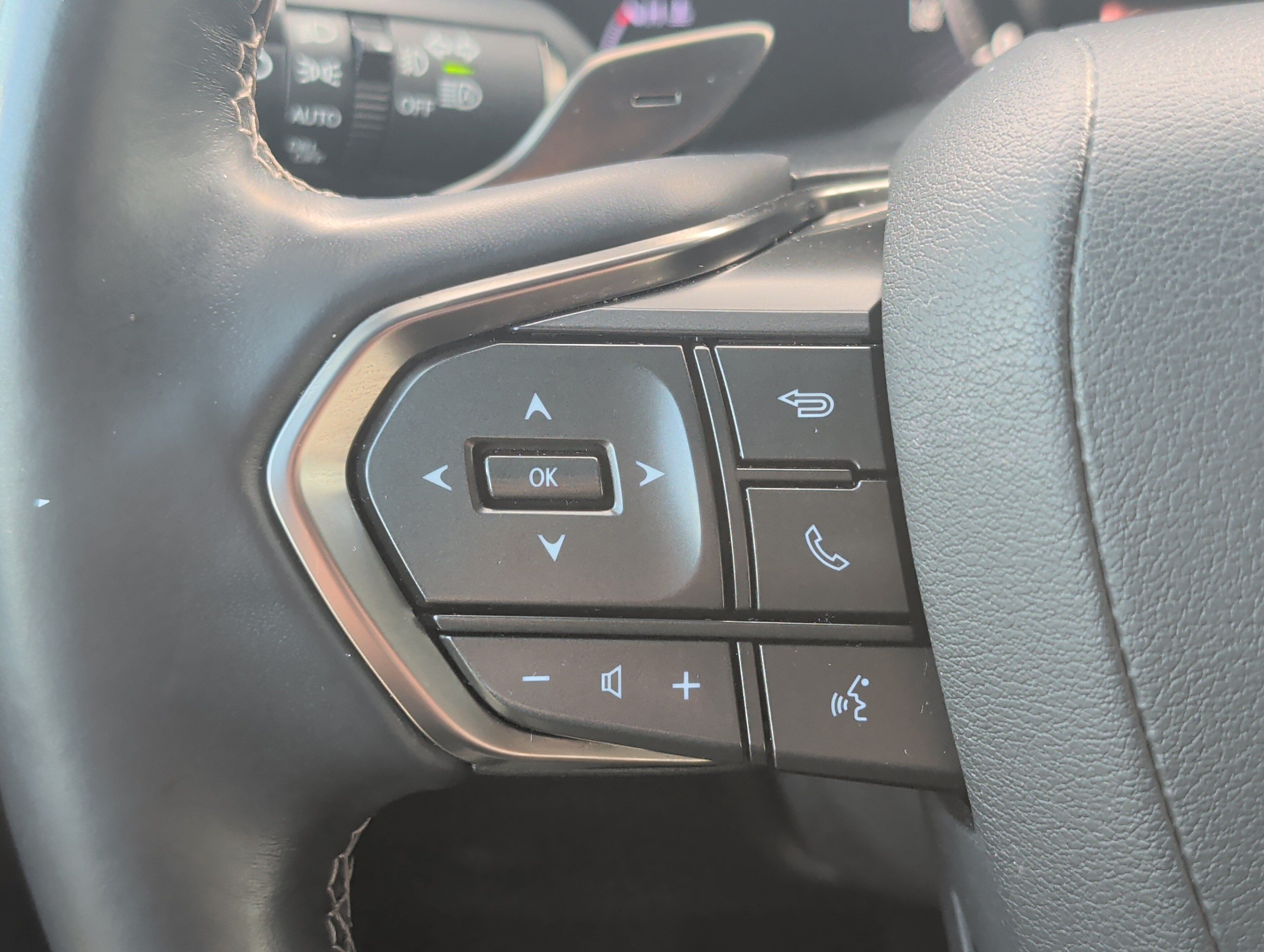 Used 2022 Lexus LX 600 4WD w/ Appearance Package image 28