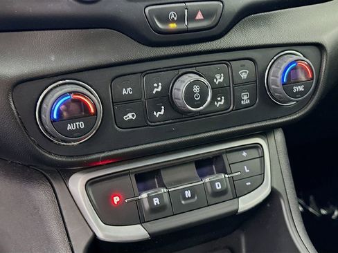 Used 2022 GMC Terrain SLT w/ Infotainment Package II image 24