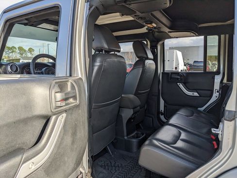 Used 2017 Jeep Wrangler Unlimited Sahara w/ Connectivity Group image 30