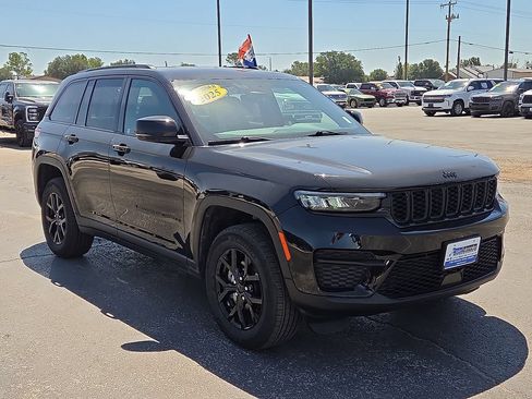 Used 2025 Jeep Grand Cherokee Altitude AWD/4WD image 7