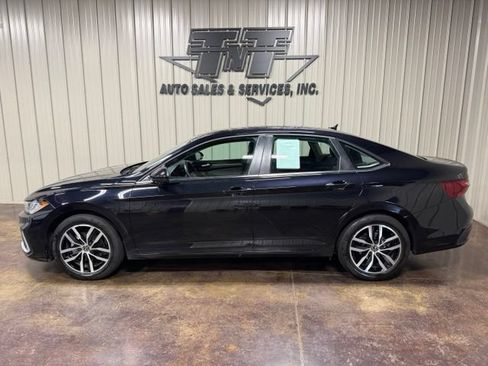 Used 2025 Volkswagen Jetta SE FWD image 3