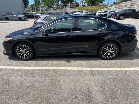 Used 2022 Toyota Camry XLE FWD image 3