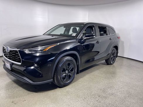 Used 2022 Toyota Highlander XLE AWD/4WD image 7