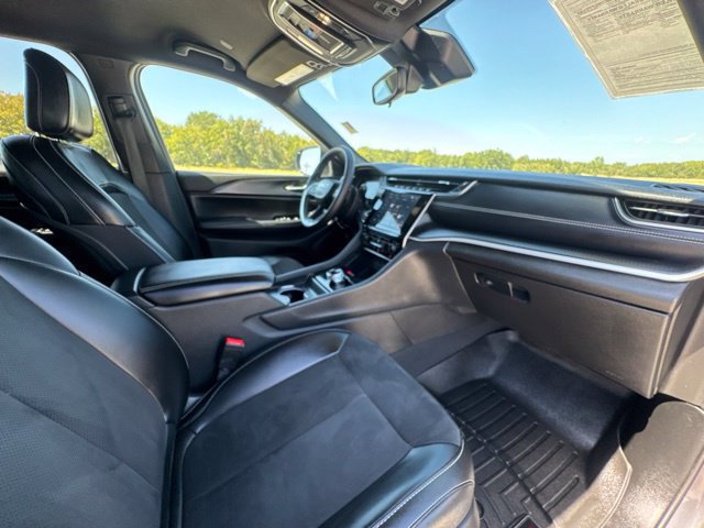 Used 2023 Jeep Grand Cherokee L Laredo RWD image 18