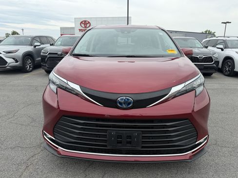 Used 2024 Toyota Sienna XLE w/ XLE Plus Package AWD/4WD image 3