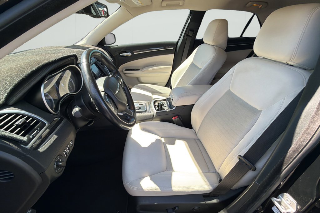 Used 2022 Chrysler 300 Touring w/ Sport Appearance Package RWD image 17