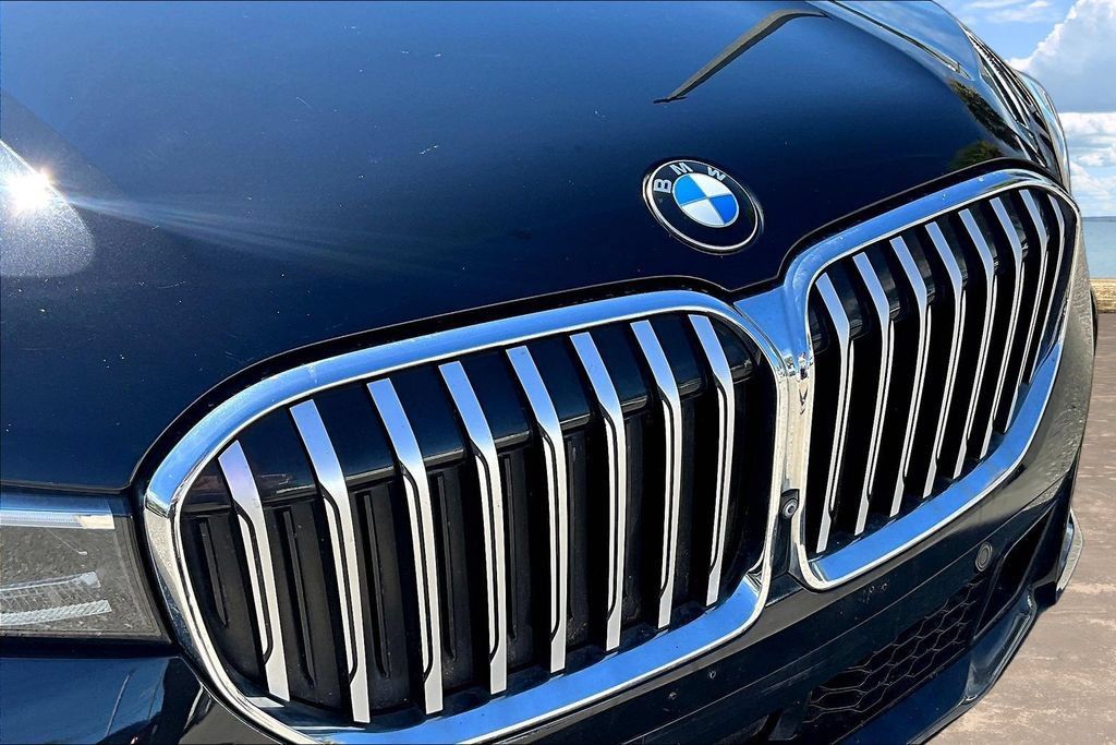 Used 2021 BMW 750i xDrive w/ Executive Package AWD/4WD image 33