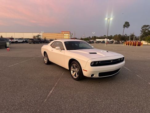 Used 2021 Dodge Challenger SXT image 3