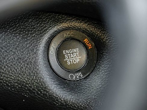 Used 2020 Jeep Cherokee Limited image 29