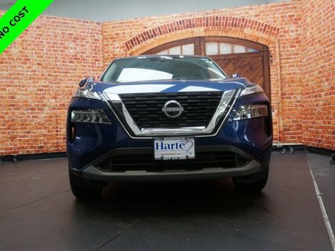 Used 2023 Nissan Rogue SV image 2