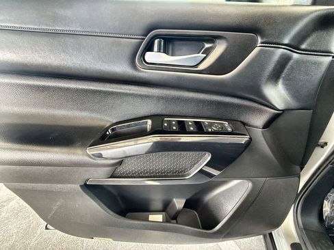 Used 2022 Nissan Pathfinder SV AWD/4WD image 13