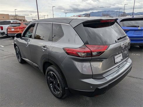 Used 2024 Nissan Rogue SV image 4