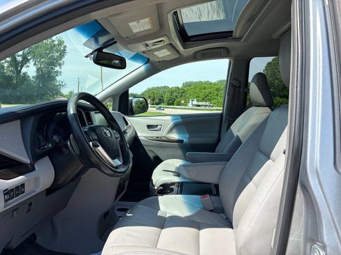 Used 2017 Toyota Sienna XLE Premium AWD/4WD image 9