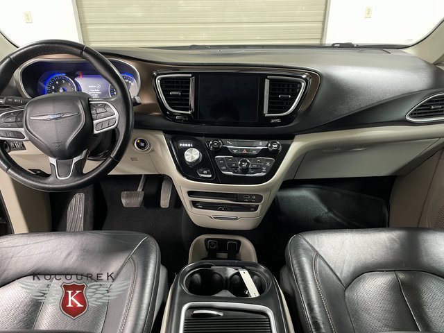 Used 2017 Chrysler Pacifica Touring-L Plus w/ Uconnect Theatre Group FWD image 14