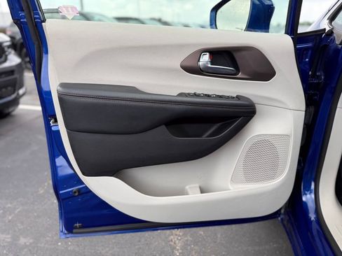 Used 2019 Chrysler Pacifica Touring Plus w/ Advanced Safetytec Group FWD image 11