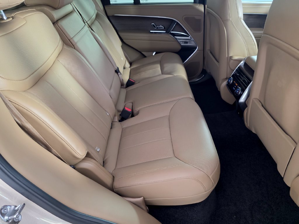 Used 2025 Land Rover Range Rover SE AWD/4WD image 24