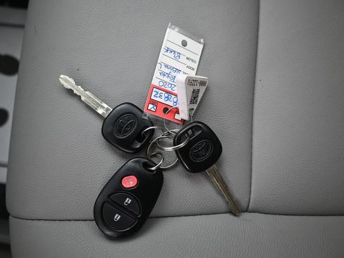 Used 2020 Toyota Sienna L FWD image 19