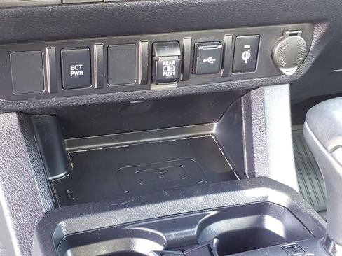 Used 2022 Toyota Tacoma TRD Off-Road AWD/4WD image 27